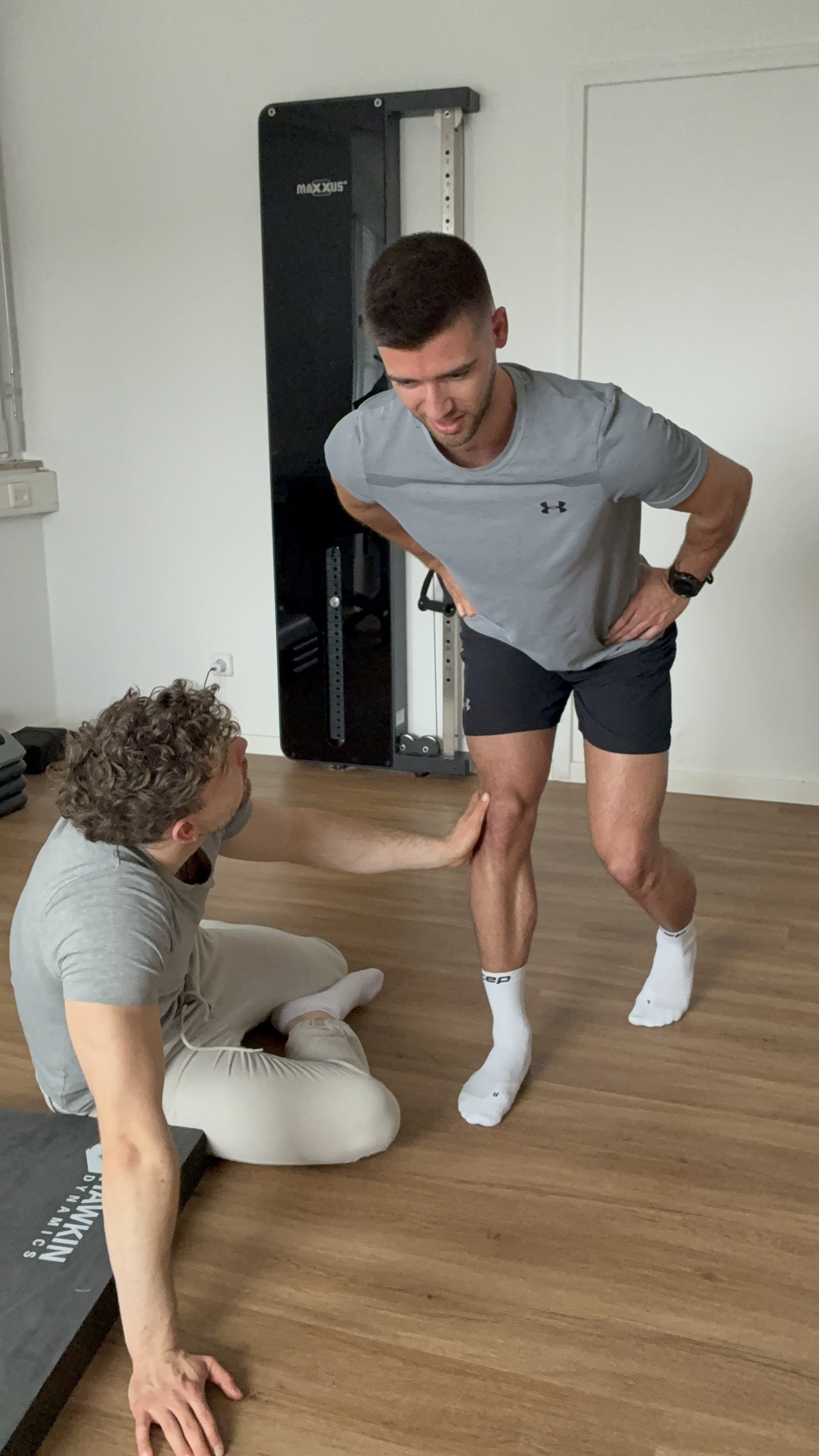 Detail-Assessment am Knie eines Athleten.
