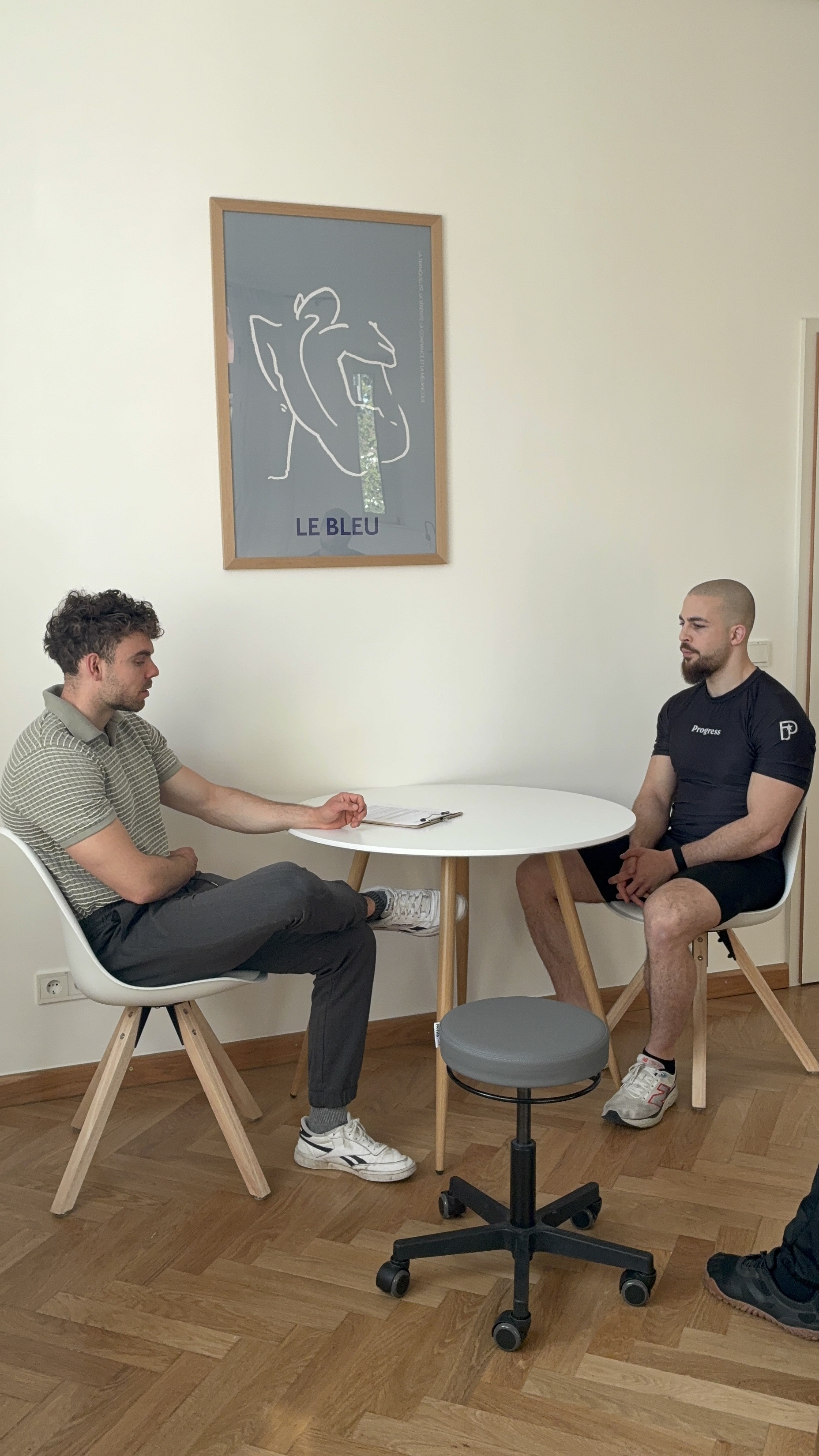 REEP Sportreha Erstgespräch: Anamnese und Zielklärung mit einem verletzten Athleten in München.