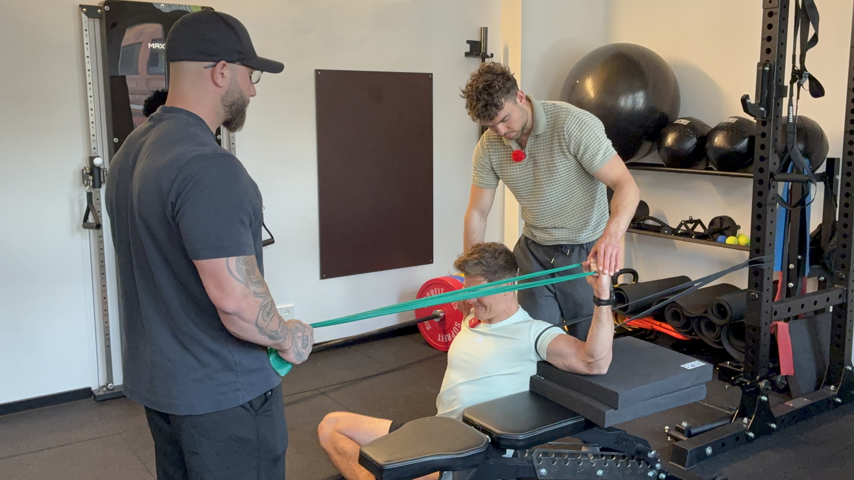 Return-to-Performance Training unter voller Belastung – Athletiktraining im Gym mit REEP Coach.